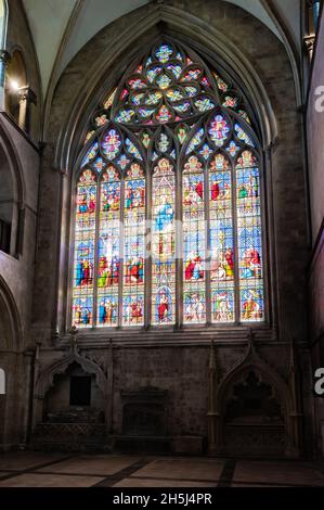 Vitraux de scènes bibliques dans le transept du Sud, Chichester Cathedral, Royaume-Uni.Merci au doyen et au chapitre de la cathédrale de Chichester. Banque D'Images