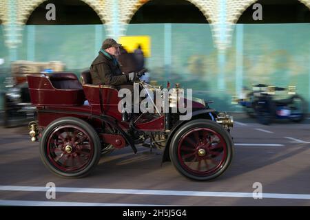 Une voiture d'époque qui longe Madeira Drive après la course de Londres à Brighton. Banque D'Images