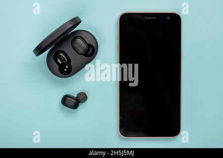 Les oreillettes sans fil professionnelles Redmi AirDots avec prise en charge Bluetooth 5.0 peuvent être utilisées pour les appels bilatéraux et la qualité sonore numérique est assurée par sa technologie DSP digita Banque D'Images