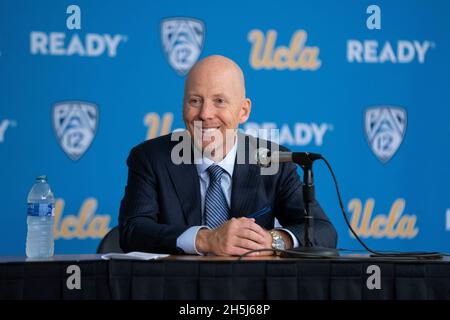 Mick Cronin, entraîneur-chef d'UCLA Bruins, lors d'une conférence de presse après le match de basket-ball masculin de la NCAA contre les Callisheurs de l'État de Californie, mardi, Banque D'Images