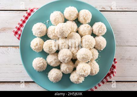 Boules de noix de coco faites maison sur une table en bois blanc Banque D'Images