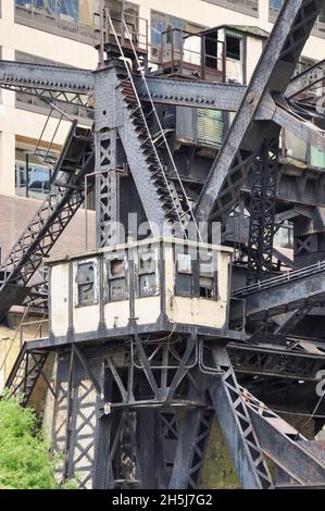 Vue à angle bas de l'une des maisons défuntes de pont et pont partiel vu de l'eau de la rivière Chicago à Chicago, il, États-Unis Banque D'Images