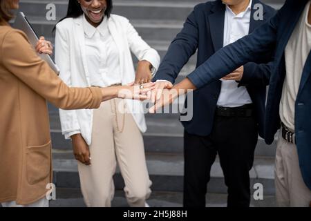 Image rognée de l'équipe qui se secouent les uns les autres Banque D'Images