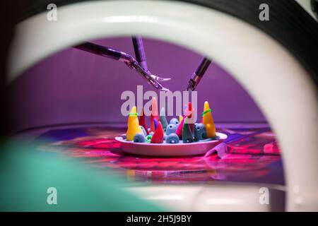 Stralsund, Allemagne.10 novembre 2021.Dans la salle d'opération ambulatoire, il y a un robot chirurgical « Da Vinci Xi ».Ses quatre bras robotisés offrent plus de liberté de mouvement que la main humaine.Et tout cela en optique HD 3D.Le robot est contrôlé par le chirurgien via une console.Cela signifie que « Da Vinci Xi » est le système robotique le plus moderne disponible pour la chirurgie peu invasive.L'Helios Hanseklinikum est le premier hôpital de la région de la Poméranie occidentale à utiliser cette technologie médicale pour les patients.Credit: Stefan Sauer/dpa/Alay Live News Banque D'Images