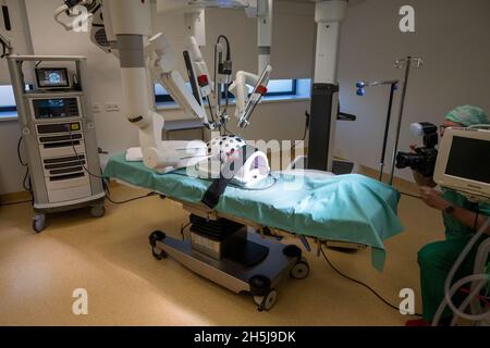 Stralsund, Allemagne.10 novembre 2021.Dans la salle d'opération ambulatoire, il y a un robot chirurgical « Da Vinci Xi ».Ses quatre bras robotisés offrent plus de liberté de mouvement que la main humaine.Et tout cela en optique HD 3D.Le robot est contrôlé par le chirurgien via une console.Cela signifie que « Da Vinci Xi » est le système robotique le plus moderne disponible pour la chirurgie peu invasive.L'Helios Hanseklinikum est le premier hôpital de la région de la Poméranie occidentale à utiliser cette technologie médicale pour les patients.Credit: Stefan Sauer/dpa/Alay Live News Banque D'Images