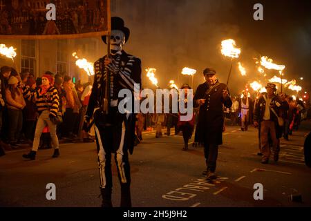 Célébrations de la nuit de Lewes Bonfire 2021 à Lewes High Street, East Sussex, Angleterre. Banque D'Images