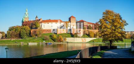 Cracovie, Pologne.Panorama avec château et cathédrale Royal Wawel, rivière Vistule, promenades et un arbre d'automne à l'intérieur, à la lumière du coucher du soleil Banque D'Images