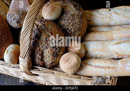 pain artisanal rustique en panier en osier, norfolk, angleterre Banque D'Images