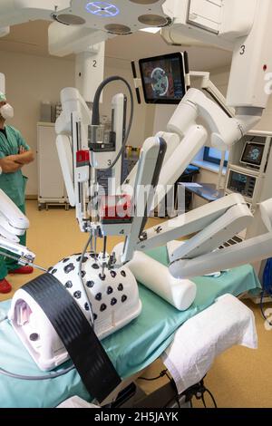 Stralsund, Allemagne.10 novembre 2021.Dans la salle d'opération ambulatoire, il y a un robot chirurgical « Da Vinci Xi ».Ses quatre bras robotisés offrent plus de liberté de mouvement que la main humaine.Et tout cela en optique HD 3D.Le robot est contrôlé par le chirurgien via une console.Cela signifie que « Da Vinci Xi » est le système robotique le plus moderne disponible pour la chirurgie peu invasive.L'Helios Hanseklinikum est le premier hôpital de la région de la Poméranie occidentale à utiliser cette technologie médicale pour les patients.Credit: Stefan Sauer/dpa/Alay Live News Banque D'Images