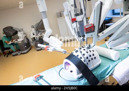 Stralsund, Allemagne.10 novembre 2021.Dans la salle d'opération ambulatoire, il y a un robot chirurgical « Da Vinci Xi ».Ses quatre bras robotisés offrent plus de liberté de mouvement que la main humaine.Et tout cela en optique HD 3D.Le robot est contrôlé par le chirurgien via une console.Cela signifie que « Da Vinci Xi » est le système robotique le plus moderne disponible pour la chirurgie peu invasive.L'Helios Hanseklinikum est le premier hôpital de la région de la Poméranie occidentale à utiliser cette technologie médicale pour les patients.Credit: Stefan Sauer/dpa/Alay Live News Banque D'Images