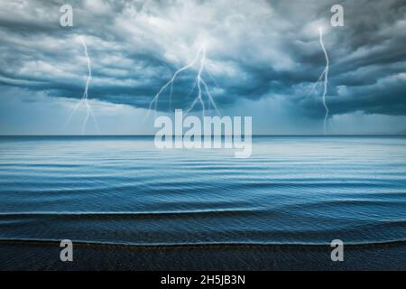 Ciel spectaculaire et nuages de foudre en mer.Photo de haute qualité Banque D'Images