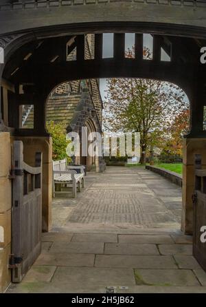 La lychgate en bois de l'église St Johns, Baildon, Yorkshire. Banque D'Images