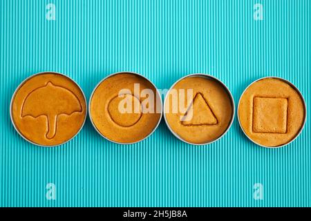 Biscuit au sucre en nid d'abeille Dalgona coréen avec des formes pour jouer nouveau défi de bonbons tendance Banque D'Images