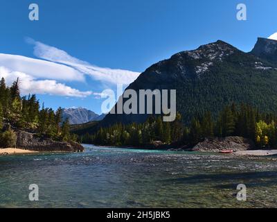 Scène tranquille avec rivière Bow fluide près de Banff, parc national de Banff, Alberta, Canada dans les montagnes Rocheuses par beau temps en automne avec rafting. Banque D'Images