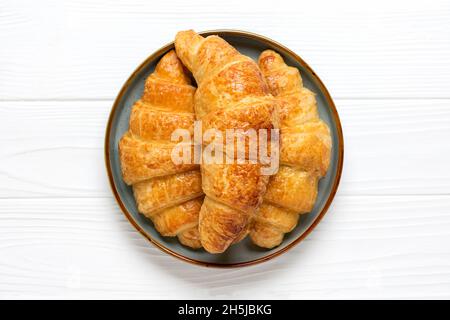 Croissants français frais avec chocolat sur plaque sur fond blanc petit déjeuner continental petit déjeuner continental du matin vue sur le dessus Flat Lay Banque D'Images