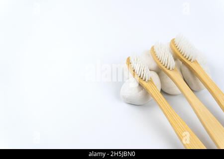 Brosses à dents en bambou sur pierre blanche avec espace de copie.Concept ECO dentaire.Vue rapprochée des brosses à dents en bambou biologique Banque D'Images