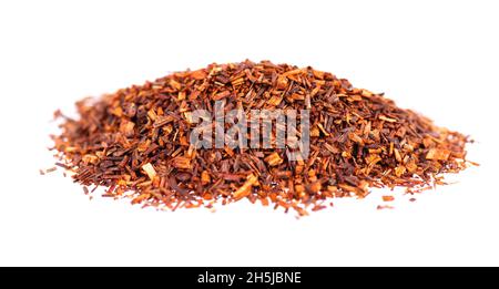 Rooibos thé rouge, isolé sur fond blanc.Tisane traditionnelle et thé biologique Banque D'Images