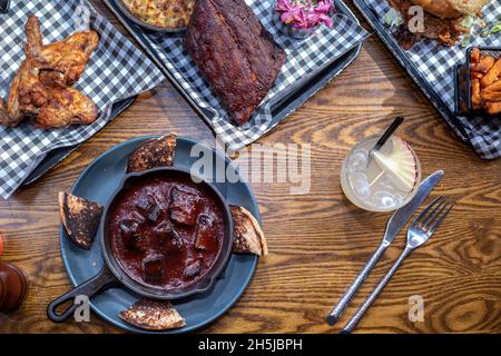 Sheffield Royaume-Uni – 01 mai 2018 : porc barbecue collant, poulet frit et un panier de côtes – cuisine américaine barbecue de Fire Pit, West Street Banque D'Images