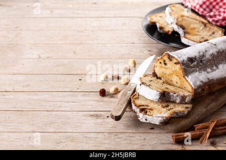 Noël allemand traditionnel sur une table en bois Banque D'Images