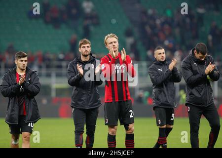 Milan, Italie.7 novembre 2021.Italie, Milan, nov 7 2021 2021: Simon Kjaer (défenseur de Milan) accueille les fans à la fin du match de football AC MILAN vs FC INTER, série A 2021-2022 jour12, stade San Siro (Credit image: © Fabrizio Andrea Bertani/Pacific Press via ZUMA Press Wire) Banque D'Images