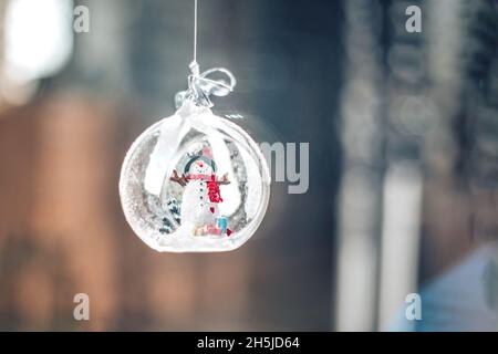 Décoration de Noël suspendue avec bonhomme de neige amusant à l'intérieur Banque D'Images