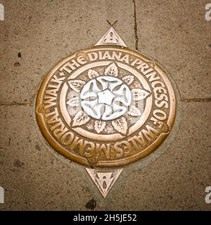 Londres, Royaume-Uni; 15 mars 2011: Plaque de la Diana of Wales Memorial Walk. Banque D'Images