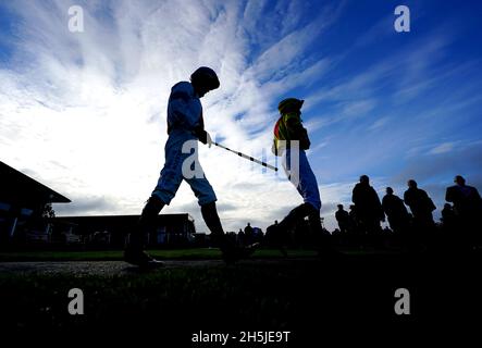 Les jockeys sortent devant le tote Ten pour suivre handicap Chase à l'hippodrome de Bangor-on-Dee.Date de la photo: Mercredi 10 novembre 2021. Banque D'Images