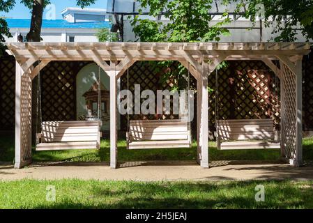 Trois grandes balançoires en bois pour les loisirs en plein air dans le parc.Le concept de plaisir et de joie. Banque D'Images