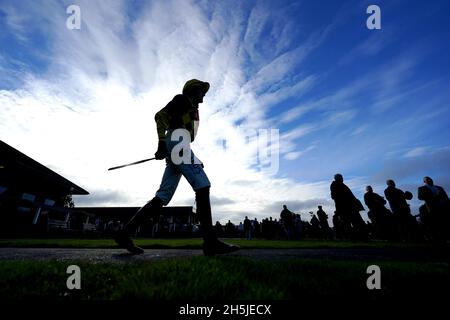 Un jockey sort devant le tote Ten pour suivre handicap Chase à l'hippodrome de Bangor-on-Dee.Date de la photo: Mercredi 10 novembre 2021. Banque D'Images