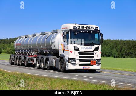 Blanc nouveau camion Scania R500 avec long camion-remorque multi-essieu de CEMT-Trans à vitesse sur l'autoroute 2 le jour de l'été.Jokioinen, Finlande.15 juin 2020. Banque D'Images