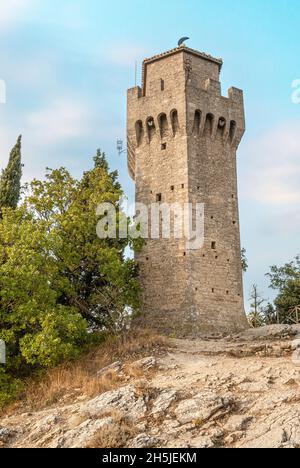 Il Montale situé sur la plus petite des sommets du Mont Titano à San Marino Banque D'Images