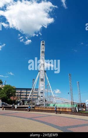 Zelenogradsk, région de Kaliningrad, Russie, juin 2021.La station balnéaire de la ville.Une nouvelle roue Ferris.Beaucoup de gens se détendent sur la plage Banque D'Images