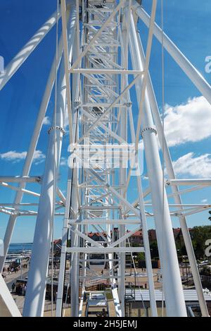 Zelenogradsk, région de Kaliningrad, Russie, juin 2021.La station balnéaire de la ville.Une nouvelle roue Ferris.Beaucoup de gens se détendent sur la plage Banque D'Images