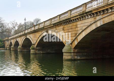 Londres, Royaume-Uni ; 15 mars 2011 : pont traversant Hyde Park Lake. Banque D'Images