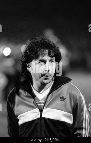 Photo du dossier datée du 14-11-1984 de Mickey Thomas, pays de Galles.Mickey Thomas, l'ancien star du Manchester United et du pays de Galles, a annoncé qu'il était exempt de cancer après avoir souffert de la maladie.Date de publication : le mercredi 10 novembre 2021. Banque D'Images