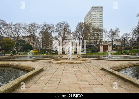 Londres, Royaume-Uni; 15 mars 2011: Fontaines et étangs dans les jardins italiens de Hyde Park. Banque D'Images