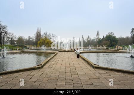 Londres, Royaume-Uni; 15 mars 2011: Fontaines et étangs dans les jardins italiens de Hyde Park. Banque D'Images