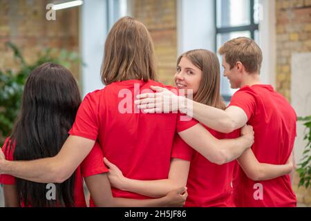 Équipe de jeunes volontaires en chemise rouge Banque D'Images