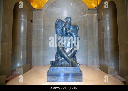 Lovchen, Monténégro - 4 octobre 2021 : statue de Njegos à l'intérieur d'une crypte dans un mausolée, créée par le célèbre sculpteur Ivan Mestrovic, parc national de Loven Banque D'Images