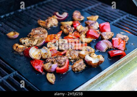 viande et légumes sautés sur le barbecue-4 Banque D'Images