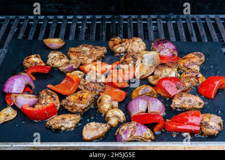 viande et légumes sautés sur le barbecue-3 Banque D'Images