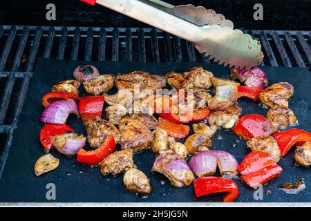 viande et légumes sautés sur le barbecue Banque D'Images