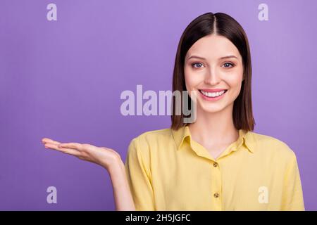 Photo de jeune jolie femme promoteur ADS recommander le produit démontrer isolé sur fond violet de couleur Banque D'Images