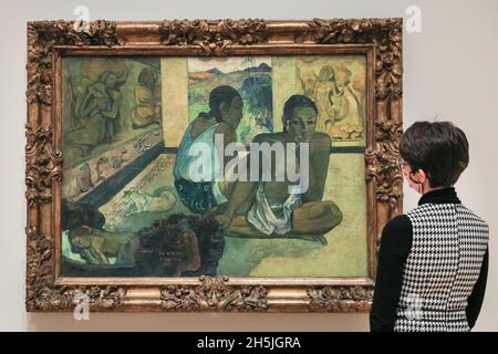 Londres, Royaume-Uni.10 novembre 2021.Le personnel de la galerie avec le célèbre Paul Gauguin, 'te Rerioa' (le rêve, 1897) la galerie Courtauld de Somerset House à Londres rouvrira ses portes au public le vendredi 19 novembre, après le plus important projet de modernisation de son histoire, offrant une maison transformée à l'une des plus grandes collections d'art du Royaume-Uni.Credit: Imagetraceur/Alamy Live News Banque D'Images