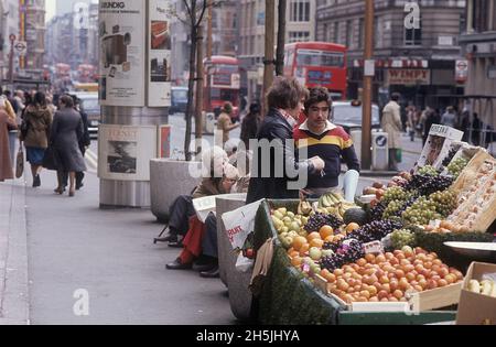 Londres 1982.Une vue sur la rue de Londres avec un stand rempli de fruits à vendre.Crédit Roland Palm. Banque D'Images