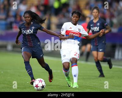 Photo du dossier datée du 01-06-2017, de la bataille de Kadeisha Buchanan (à droite) à Lyon et de la bataille d'Aminata Diallo à Paris Saint-Germain pour le ballon lors de la finale de la Ligue des champions des femmes de l'UEFA au stade de Cardiff.Aminata Diallo, milieu de terrain de Paris St Germain, a été arrêté suite à une attaque présumée contre un de ses coéquipiers.Date de publication : le mercredi 10 novembre 2021. Banque D'Images