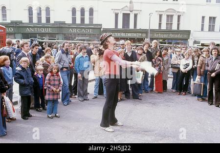 Londres 1982.Vue sur la rue de Londres et route de Portobello où un jongleur est vu jouer pour les gens dans la rue.Crédit Roland Palm. Banque D'Images