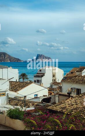 Belle rue blanche dans la ville d'Altea avec vue sur la mer Méditerranée et Calp, Alicante, Espagne Banque D'Images