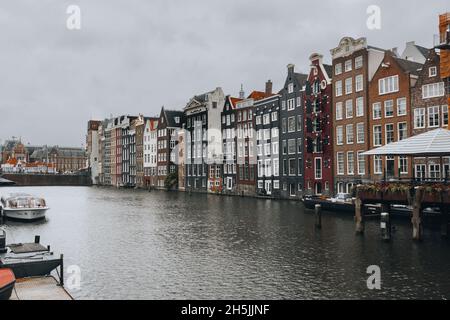 Belles maisons colorées juste à côté du canal dans le centre-ville d'Amsterdam Banque D'Images