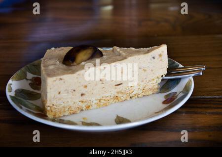 Cuisine maison gâteau thaïlandais au fromage à la crème de châtaignier sur une assiette en céramique rétro classique vintage au café-restaurant et restaurant pour le peuple thaïlandais tra Banque D'Images